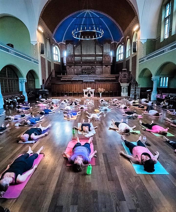 OpenYoga in der Kirche St. Jakob in Zürich